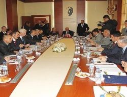 Yangını içeri girmeden söndürüyor