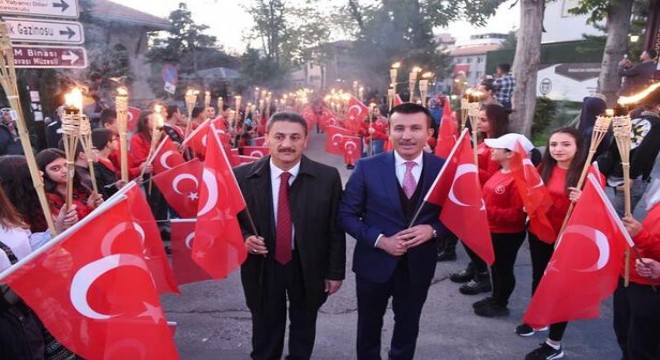 29 Ekim akşamını Ay-Yıldız aydınlattı