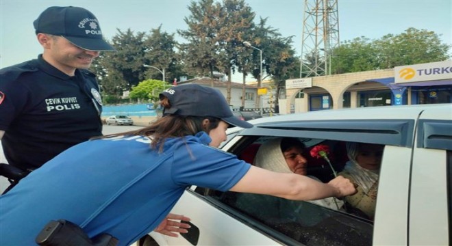 Anneler Günü nde polisler karanfil dağıttı