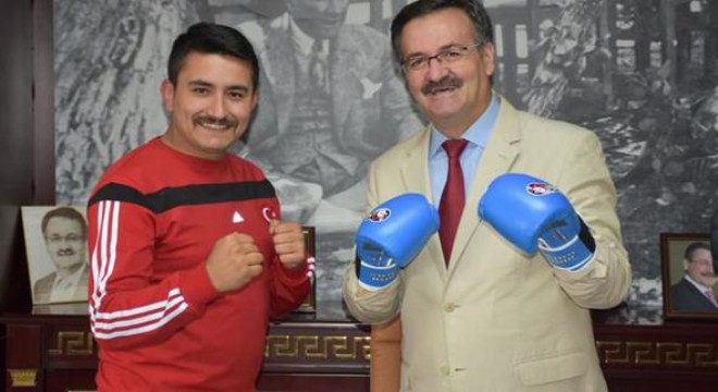 Başkan ile antrenörün kick-boks maçı