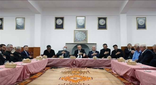 Cumhurbaşkanı Erdoğan, cemevindeki muharrem iftarına katıldı