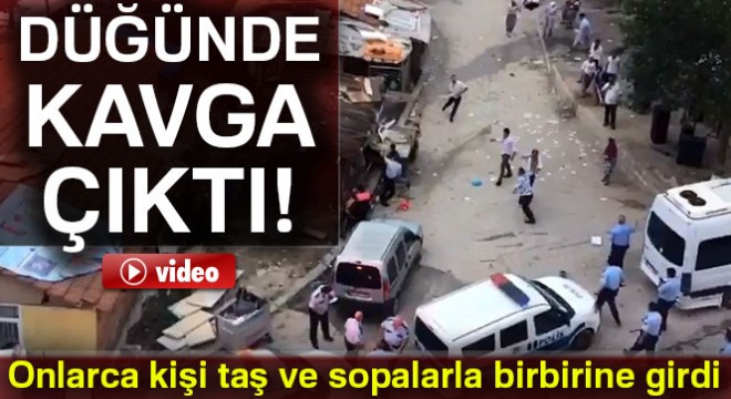 Düğünde onlarca kişi taş ve sopalarla birbirine girdi