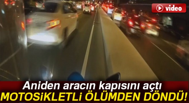 Duran trafikte aracın kapısını açılınca motosikletli böyle kaza yaptı