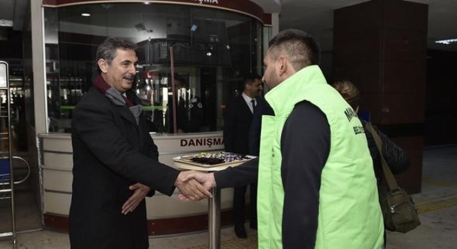 Personel ve vatandaşı kapıda karşıladı