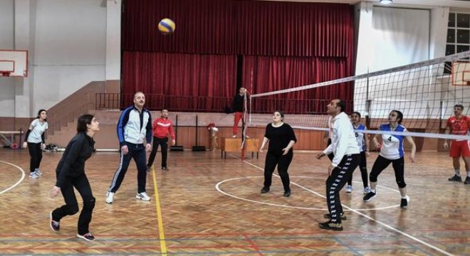 Protokol ve öğrenciler voleybol oynadı