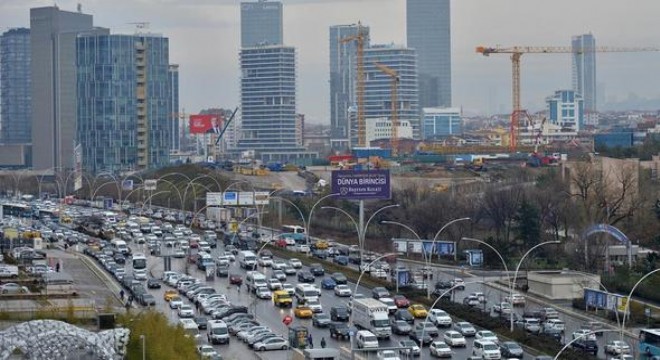 Sağanak yağış trafiği tıkadı